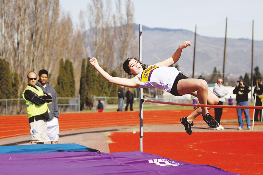 Sophomore+Amber+Chandler+competes+in+the+high+jump+on+March+22+at+the+Ray+Cockrum+Relays+at+the+Wenatchee+High+School+track.