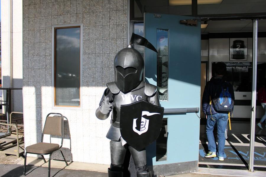 The+Wenatchee+Valley+College+Knight+mascot+welcomes+students+to+the+expo.